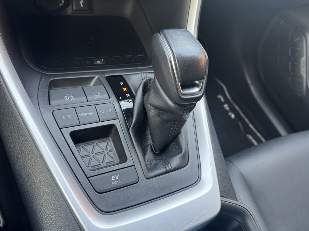 Toyota RAV4 2.5 Hybrid Black Edition // NAVI // ADAPTIVE CRUISE // CAMERA // STOELVERWARMING // ELK. BESTUURDERSSTOEL // 24