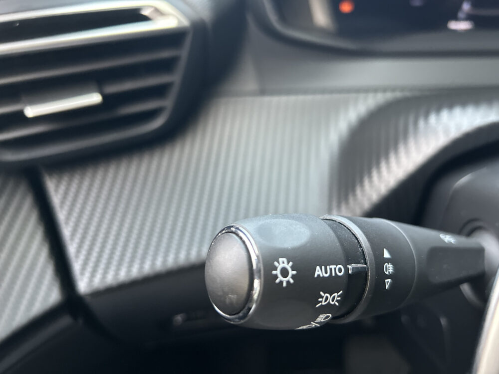 Peugeot 2008 1.2 PureTech 130 Allure // FULL LED // APPLE CARPLAY / ANDROID AUTO // KEYLESS // STOELVERWARMING // PDC V+A 11