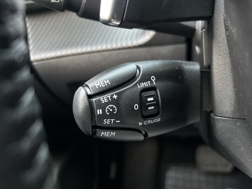 Peugeot 2008 1.2 PureTech 130 Allure // FULL LED // APPLE CARPLAY / ANDROID AUTO // KEYLESS // STOELVERWARMING // PDC V+A 12