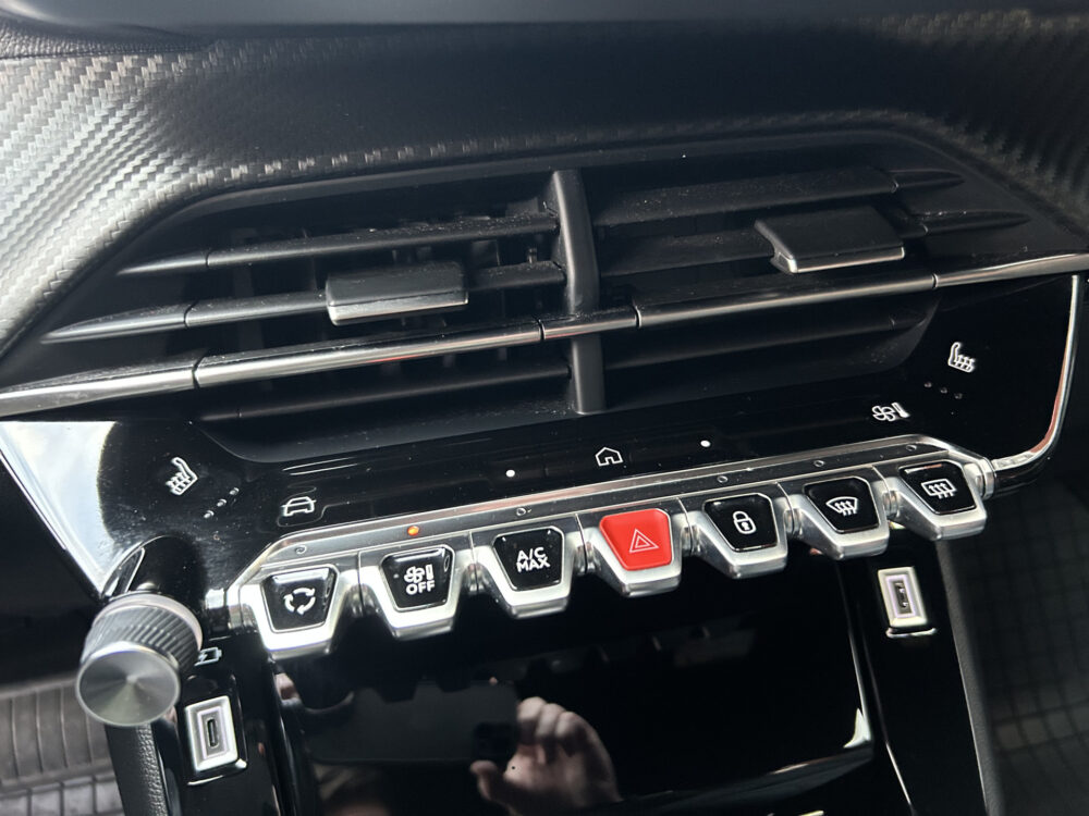 Peugeot 2008 1.2 PureTech 130 Allure // FULL LED // APPLE CARPLAY / ANDROID AUTO // KEYLESS // STOELVERWARMING // PDC V+A 19