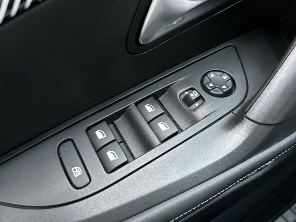 Peugeot 2008 1.2 PureTech 130 Allure // FULL LED // APPLE CARPLAY / ANDROID AUTO // KEYLESS // STOELVERWARMING // PDC V+A 22