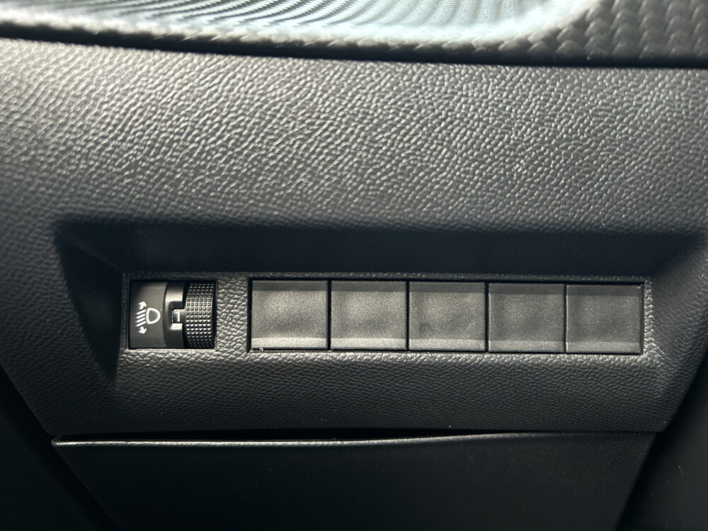 Peugeot 2008 1.2 PureTech 130 Allure // FULL LED // APPLE CARPLAY / ANDROID AUTO // KEYLESS // STOELVERWARMING // PDC V+A 23