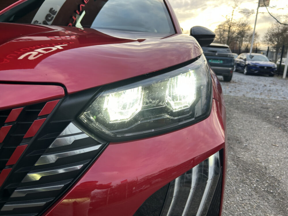 Peugeot 2008 1.2 PureTech 130 Allure // FULL LED // APPLE CARPLAY / ANDROID AUTO // KEYLESS // STOELVERWARMING // PDC V+A 25