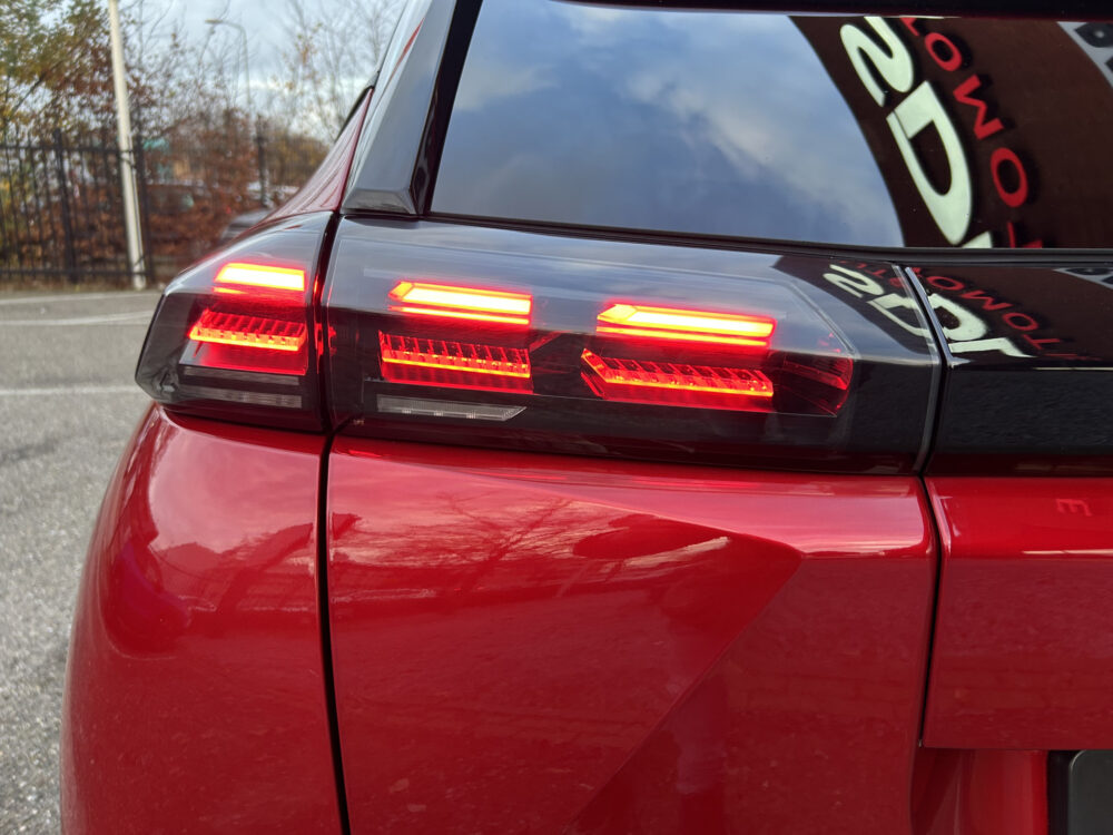 Peugeot 2008 1.2 PureTech 130 Allure // FULL LED // APPLE CARPLAY / ANDROID AUTO // KEYLESS // STOELVERWARMING // PDC V+A 30