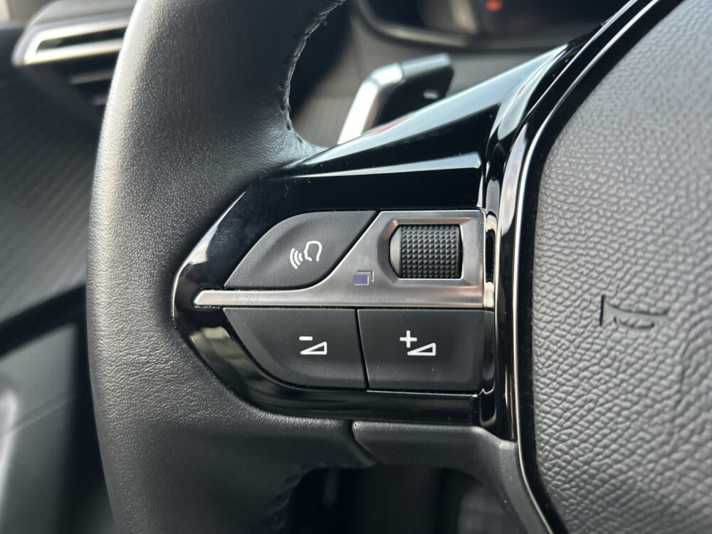 Peugeot 2008 1.2 PureTech 130 Allure // FULL LED // APPLE CARPLAY / ANDROID AUTO // KEYLESS // STOELVERWARMING // PDC V+A 9