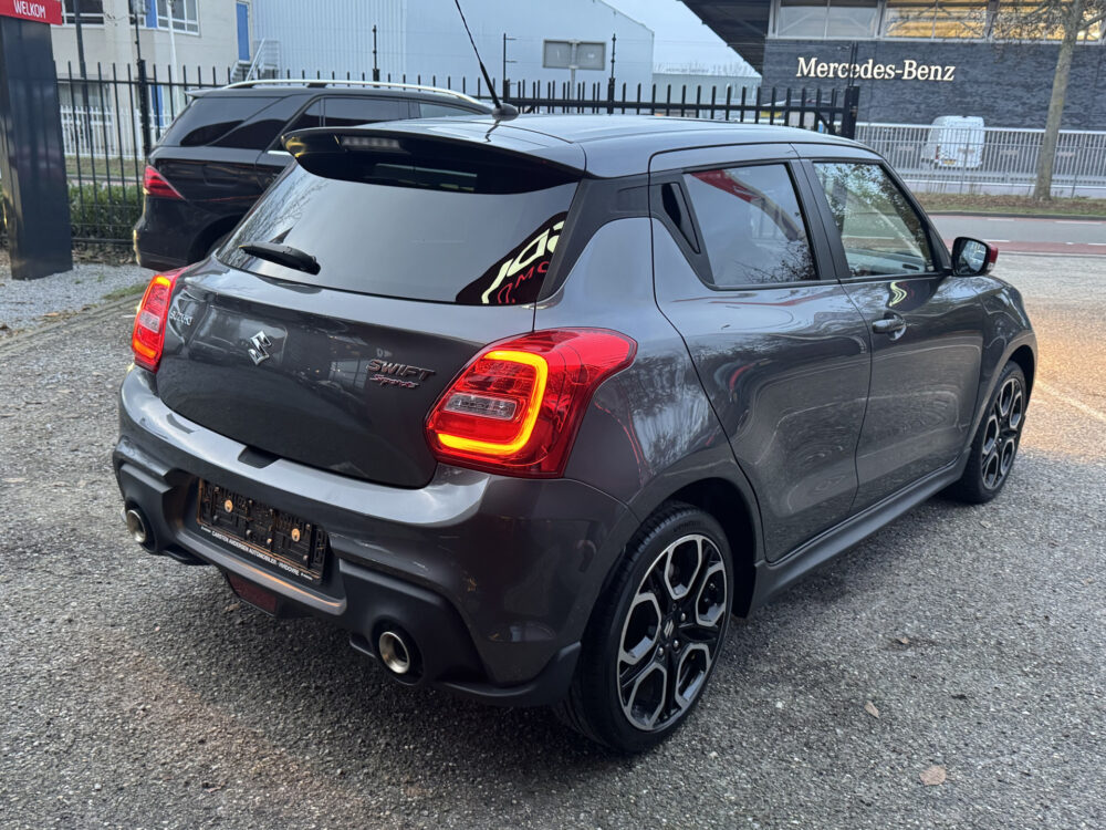 Suzuki Swift 1.4 Sport // 140 PK!! // ADAPTIVE CRUISE // CLIMA // STOELVERWARMING // KEY -LESS // LED // 5