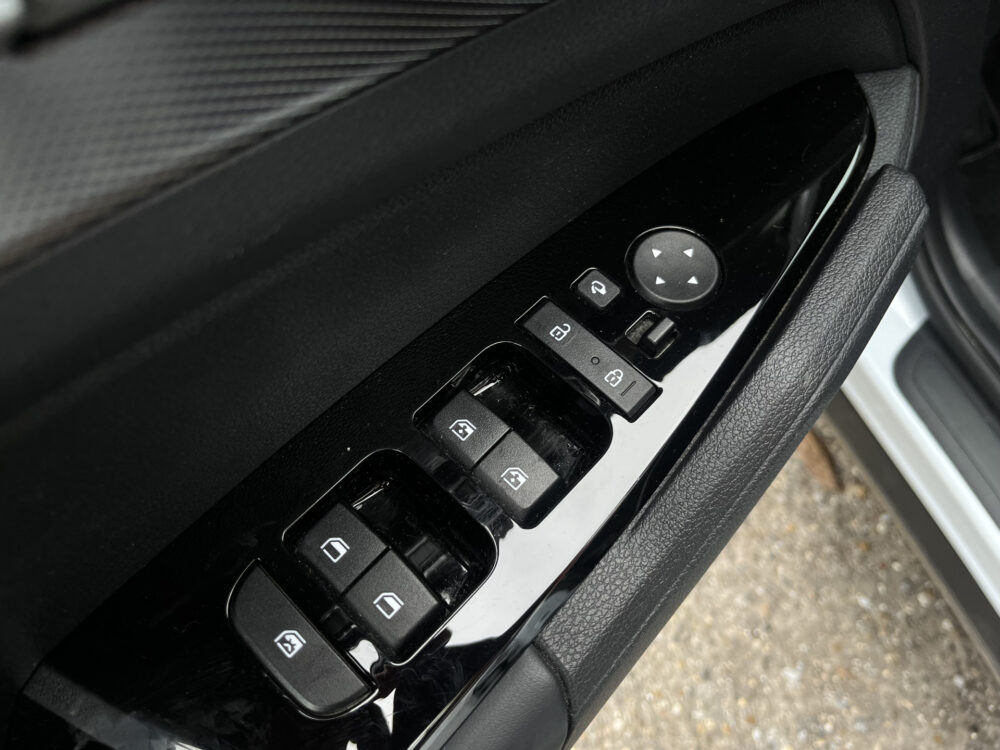 Kia Sportage 1.6 T-GDi Plug-in Hybrid AWD DynamicPlusLine ADAPT. CRUISE // CAMERA+SENSOREN // NAVI+CARPLAY // STUUR+STOELVERWARMING // 20