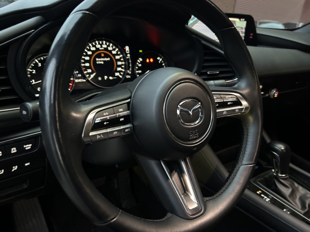 Mazda 3 2.0 e-SkyActiv-X M Hybrid 180 Luxury // 360 CAMERA // LEDER // ELEK.STOEL+GEHEUGEN // HEAD-UP DISPLAY // DODEHOEK // FULL LED // 15
