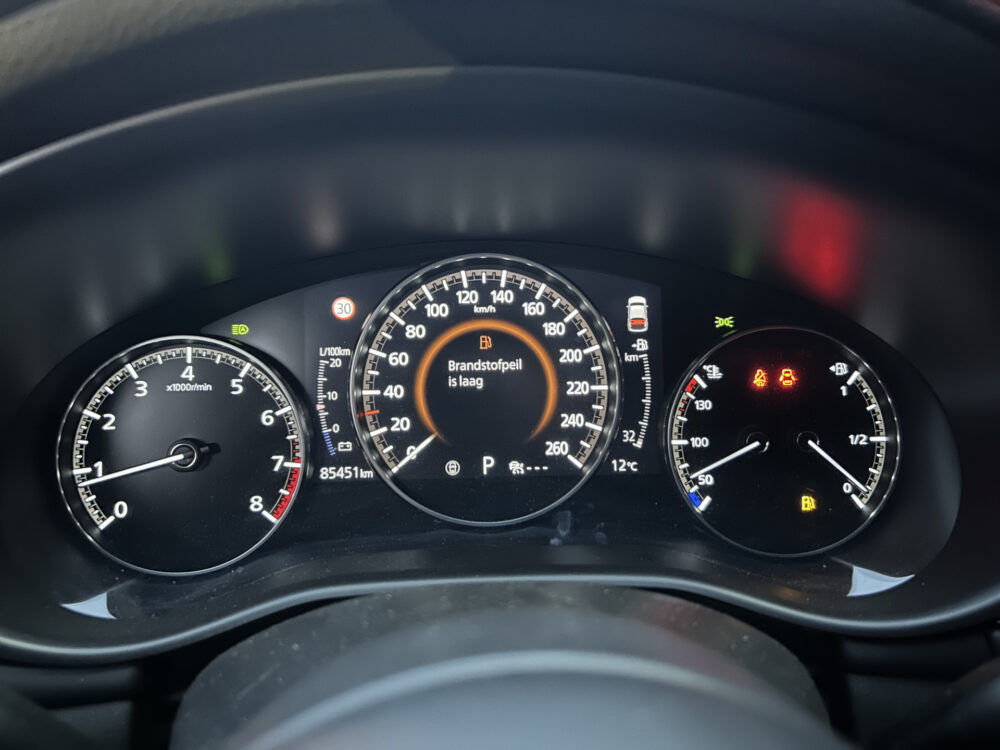 Mazda 3 2.0 e-SkyActiv-X M Hybrid 180 Luxury // 360 CAMERA // LEDER // ELEK.STOEL+GEHEUGEN // HEAD-UP DISPLAY // DODEHOEK // FULL LED // 30