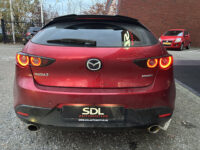 Mazda 3 2.0 e-SkyActiv-X M Hybrid 180 Luxury // 360 CAMERA // LEDER // ELEK.STOEL+GEHEUGEN // HEAD-UP DISPLAY // DODEHOEK // FULL LED // 34