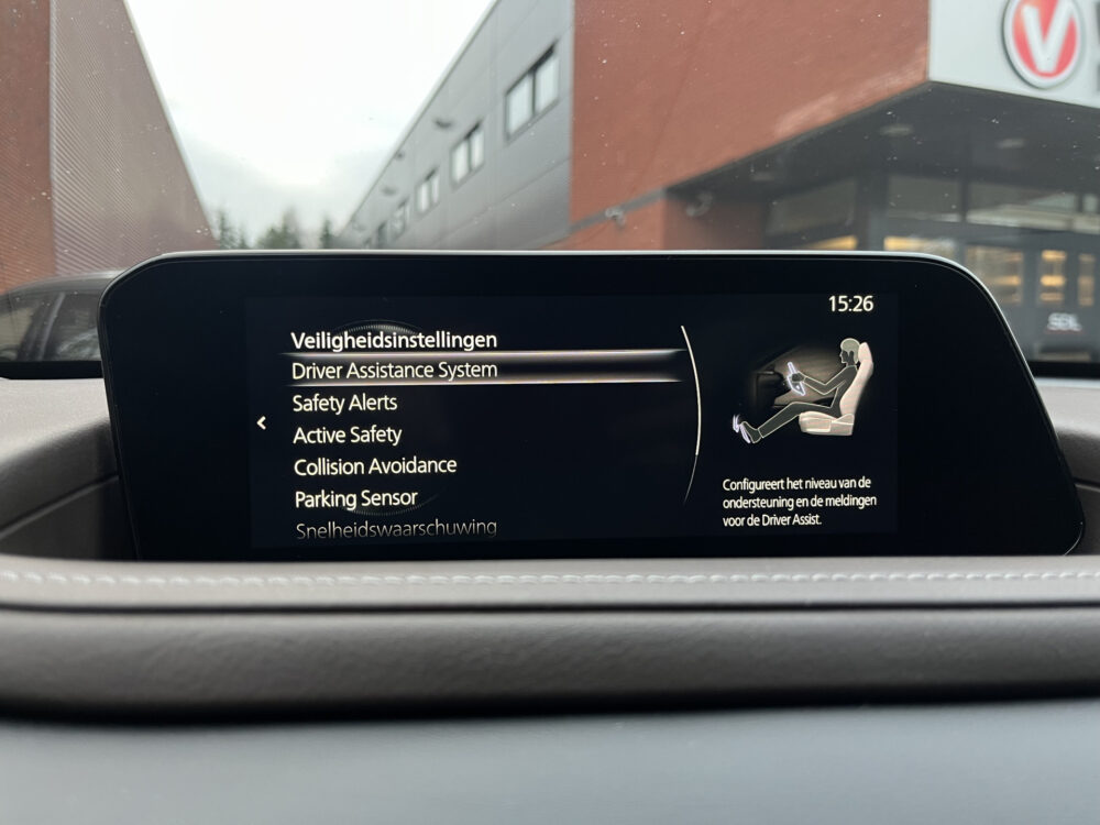 Mazda CX-30 2.0 e-SkyActiv-X M Hybrid Luxury // LEDER // ELEK.STOEL+GEHEUGEN // CAMERA // NAVI+CARPLAY // HEAD-UP DISPLAY // 34