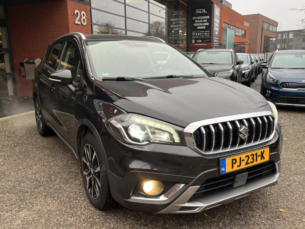 Suzuki S-Cross 1.0 Boosterjet Rhino // CAMERA // CLIMA // CRUISE // NAVI // TREKHAAK // APPLE CARPLAY - ANDROID AUTO // STOELVERWARMING // 2