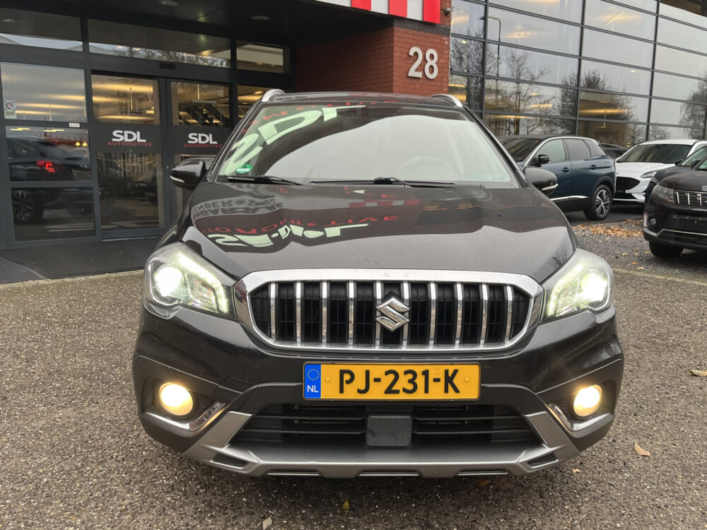 Suzuki S-Cross 1.0 Boosterjet Rhino // CAMERA // CLIMA // CRUISE // NAVI // TREKHAAK // APPLE CARPLAY - ANDROID AUTO // STOELVERWARMING // 5