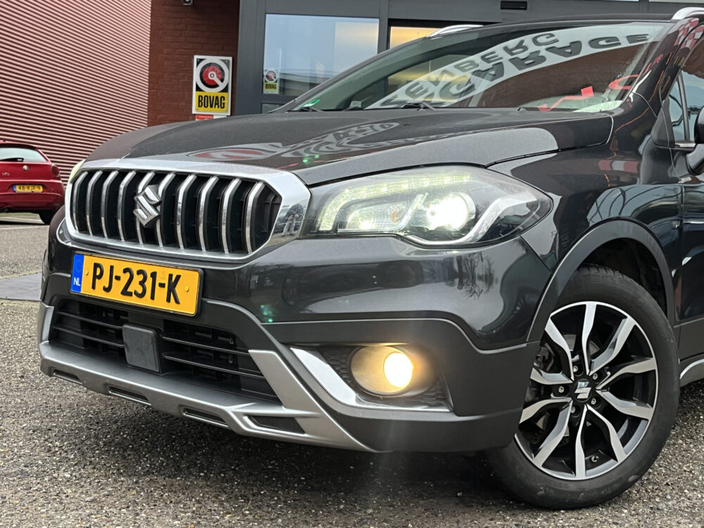 Suzuki S-Cross 1.0 Boosterjet Rhino // CAMERA // CLIMA // CRUISE // NAVI // TREKHAAK // APPLE CARPLAY - ANDROID AUTO // STOELVERWARMING // 6
