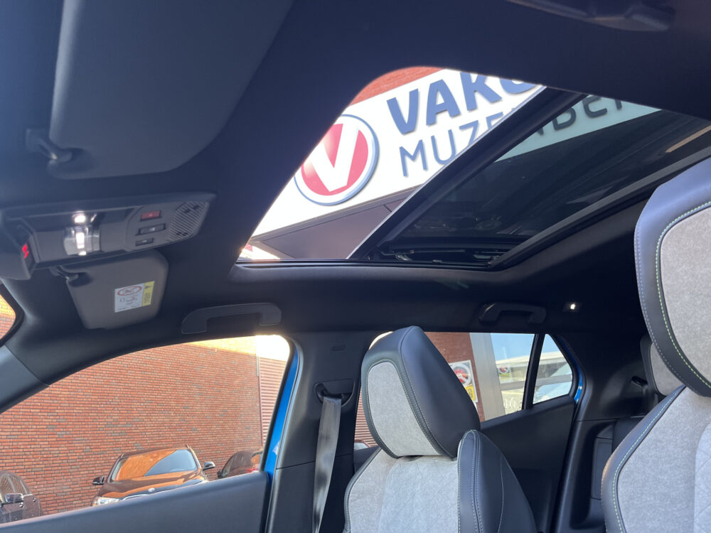 Peugeot e-2008 EV GT Pack 50 kWh // SCHUIF-KANTELDAK // DODEHOEK // LEDER-ALCANTARA // FULL LED // ADAPT. CRUISE // KEYLESS // 15