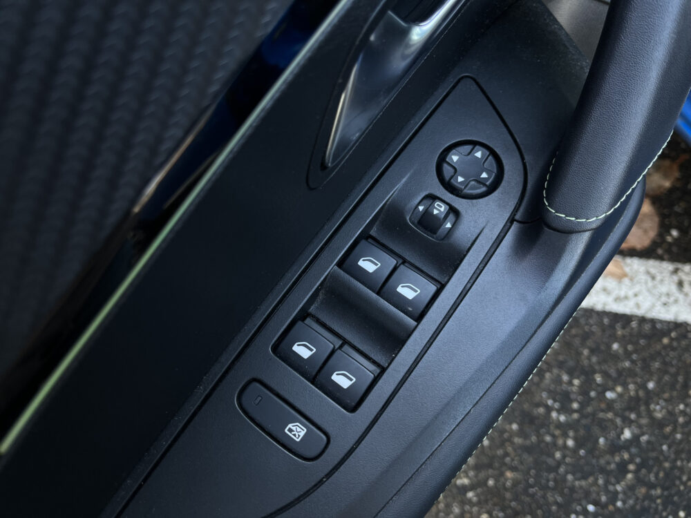 Peugeot e-2008 EV GT Pack 50 kWh // SCHUIF-KANTELDAK // DODEHOEK // LEDER-ALCANTARA // FULL LED // ADAPT. CRUISE // KEYLESS // 19