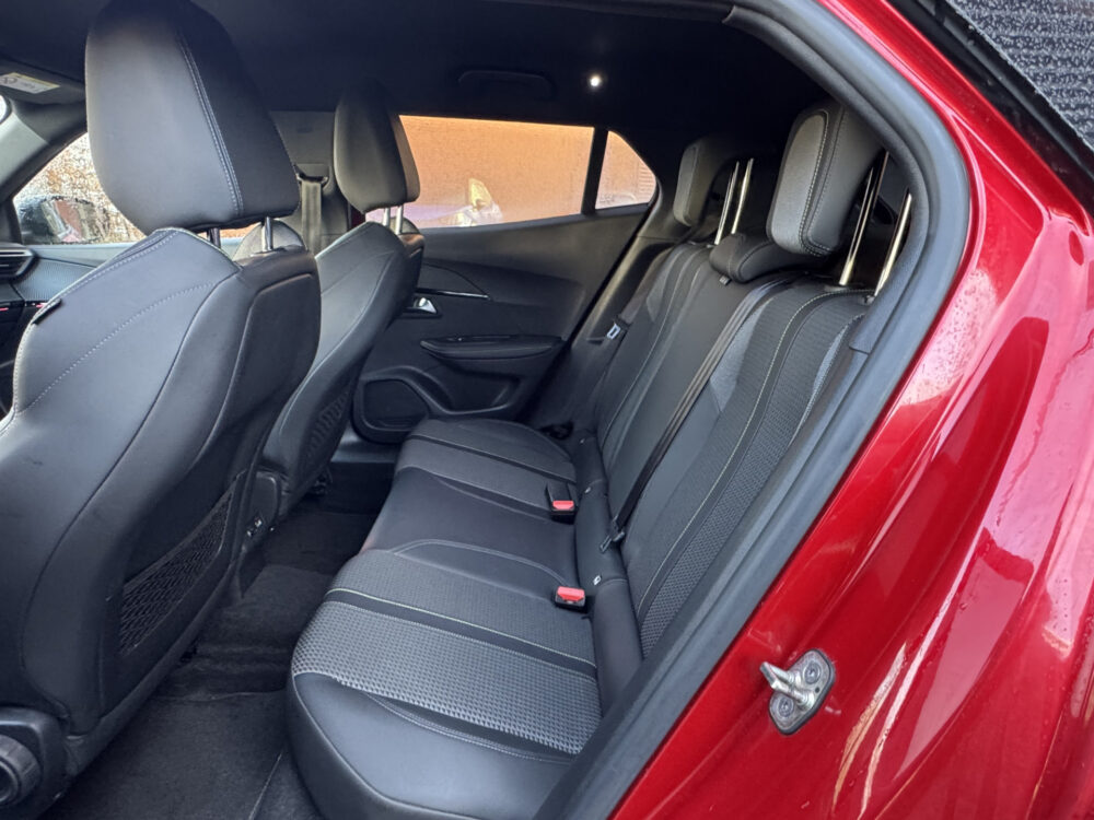 Peugeot 2008 1.2 PureTech GT-Line // NAVI // CAMERA // APPLE CARPLAY - ANDROID AUTO // CRUISE // TREKHAAK // LED KOPLAMPEN // 10