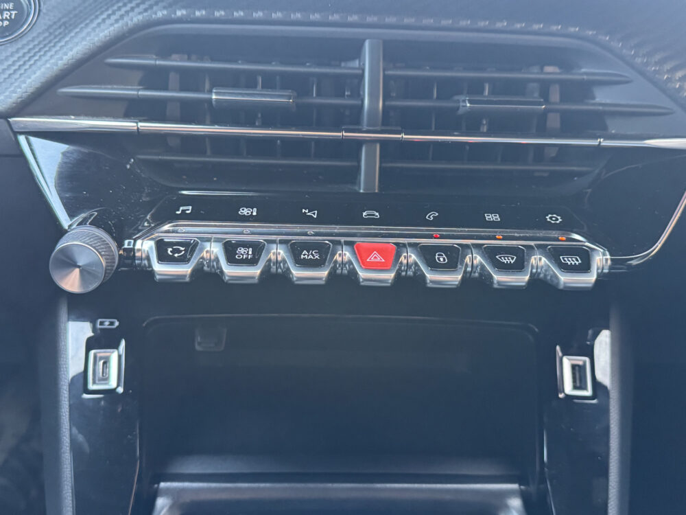 Peugeot 2008 1.2 PureTech GT-Line // NAVI // CAMERA // APPLE CARPLAY - ANDROID AUTO // CRUISE // TREKHAAK // LED KOPLAMPEN // 21