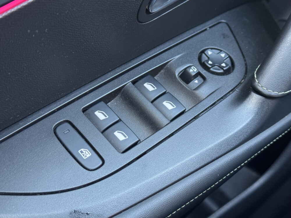 Peugeot 2008 1.2 PureTech GT-Line // NAVI // CAMERA // APPLE CARPLAY - ANDROID AUTO // CRUISE // TREKHAAK // LED KOPLAMPEN // 27