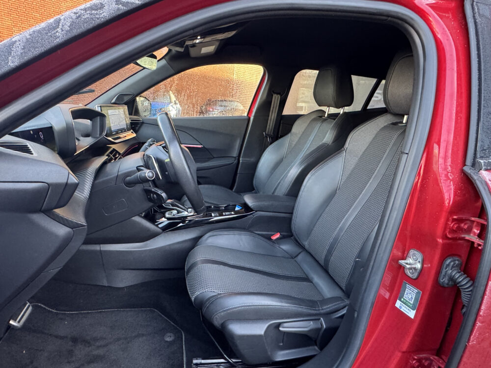 Peugeot 2008 1.2 PureTech GT-Line // NAVI // CAMERA // APPLE CARPLAY - ANDROID AUTO // CRUISE // TREKHAAK // LED KOPLAMPEN // 9