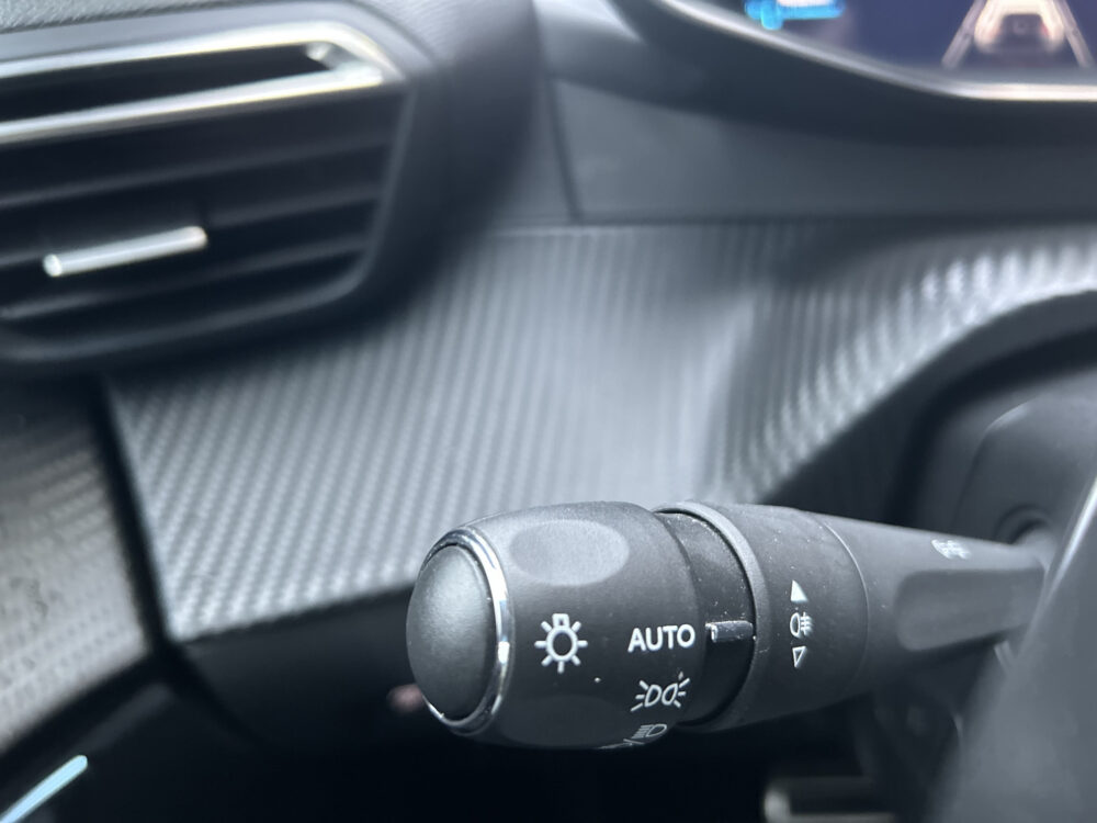 Peugeot 208 1.2 PureTech GT 131 PK!! // FULL LED // NAVI + CAMERA // APPLE CARPLAY / ANDROID AUTO // PDC V+A 11