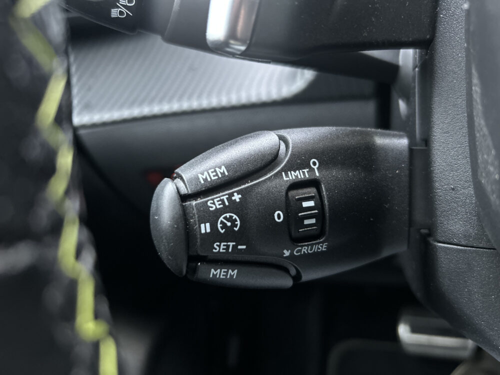 Peugeot 208 1.2 PureTech GT 131 PK!! // FULL LED // NAVI + CAMERA // APPLE CARPLAY / ANDROID AUTO // PDC V+A 12