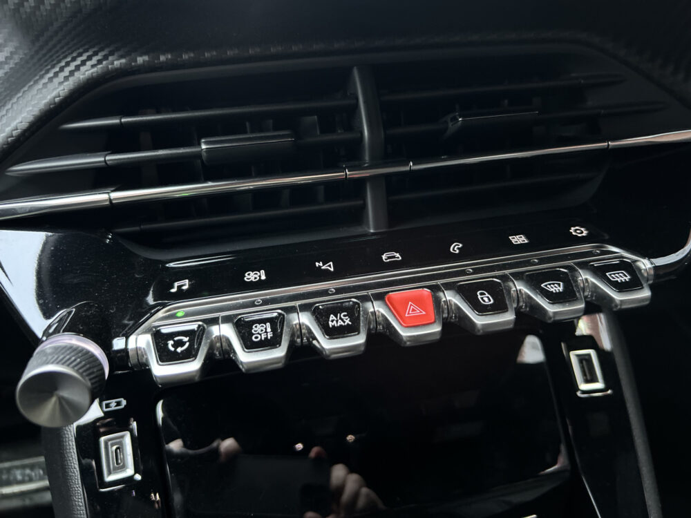 Peugeot 208 1.2 PureTech GT 131 PK!! // FULL LED // NAVI + CAMERA // APPLE CARPLAY / ANDROID AUTO // PDC V+A 20