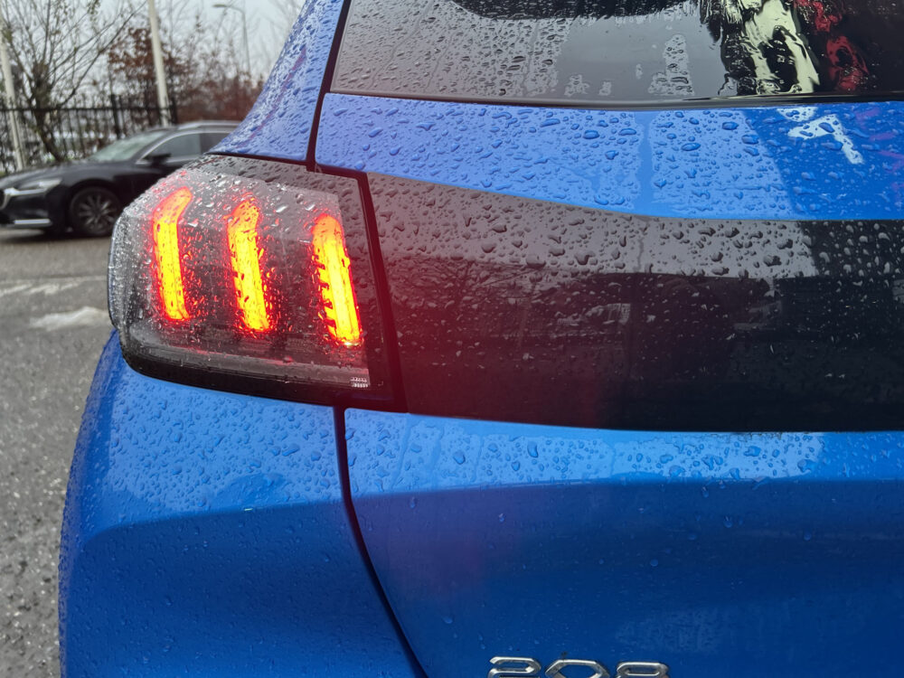 Peugeot 208 1.2 PureTech GT 131 PK!! // FULL LED // NAVI + CAMERA // APPLE CARPLAY / ANDROID AUTO // PDC V+A 31