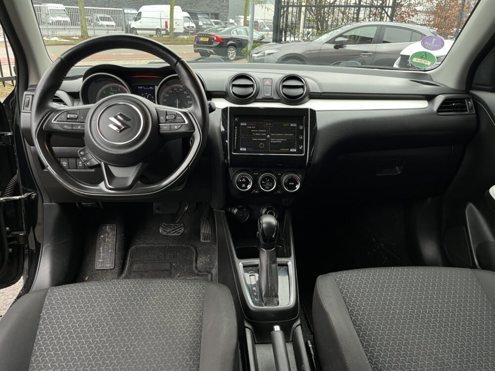 Suzuki Swift 1.2 Stijl // ADAPTIVE CRUISE // KEYLESS // CAMERA // CLIMA // STOELVERWARMING // NAVI+CARPLAY // FULL LED // AFN. TREKHAAK // 17