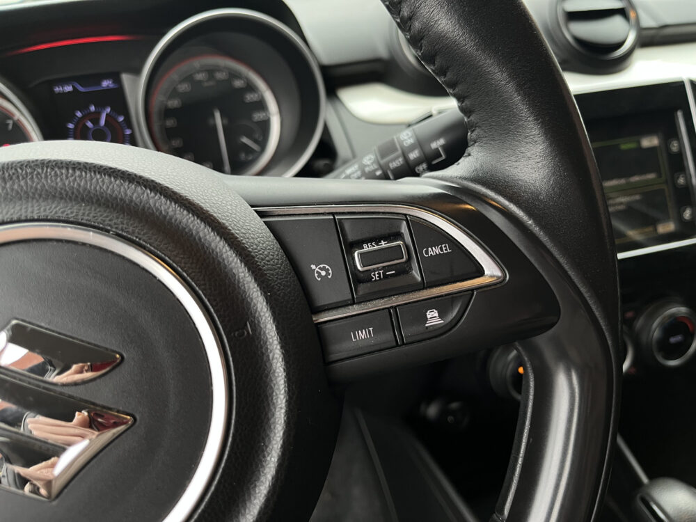 Suzuki Swift 1.2 Stijl // ADAPTIVE CRUISE // KEYLESS // CAMERA // CLIMA // STOELVERWARMING // NAVI+CARPLAY // FULL LED // AFN. TREKHAAK // 21