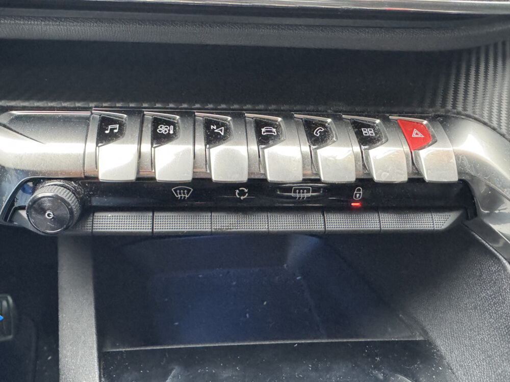 Peugeot 3008 1.2 Turbo AGC Allure // D. RIEM VERVANGEN!! // NAVI // PDC // CRUISE // CLIMA // TREKHAAK // 17