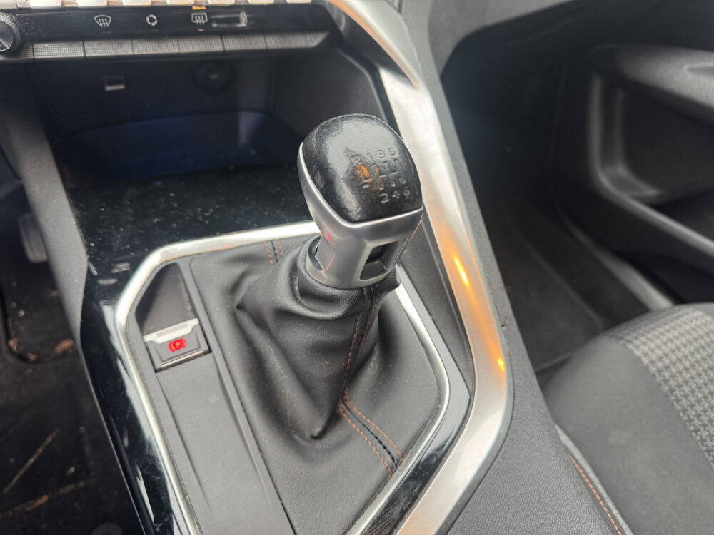 Peugeot 3008 1.2 Turbo AGC Allure // D. RIEM VERVANGEN!! // NAVI // PDC // CRUISE // CLIMA // TREKHAAK // 21