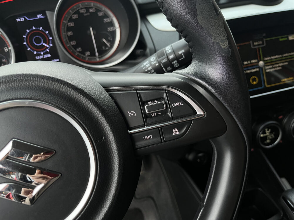 Suzuki Swift 1.2 Stijl // ADAPT. CRUISE // CLIMA // STOELVERWARMING // LED // KEYLESS // CAMERA // NAVI+CARPLAY // 21