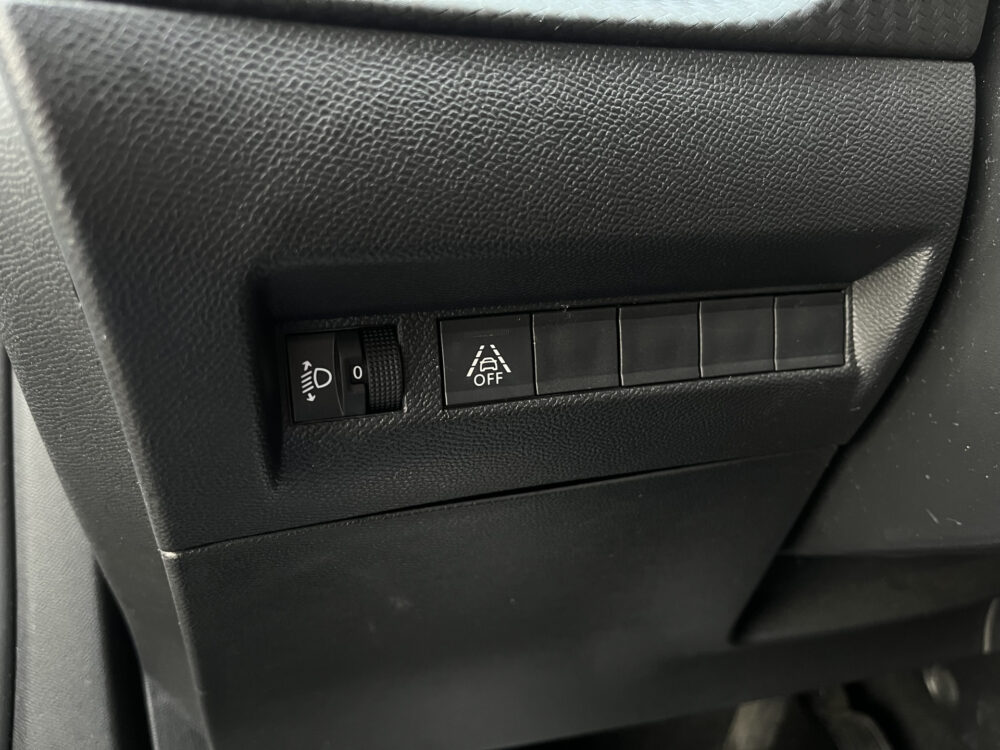 Peugeot 2008 1.2 PureTech Allure // LED // CRUISE // HALF LEDER // CAMERA+SENSOREN // NAVI+CARPLAY// STOELVERWARMING // 17