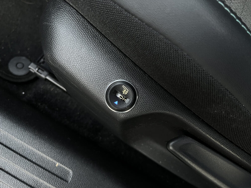 Peugeot 2008 1.2 PureTech Allure // LED // CRUISE // HALF LEDER // CAMERA+SENSOREN // NAVI+CARPLAY// STOELVERWARMING // 18