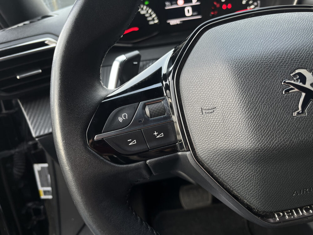 Peugeot 2008 1.2 PureTech Allure // LED // CRUISE // HALF LEDER // CAMERA+SENSOREN // NAVI+CARPLAY// STOELVERWARMING // 20