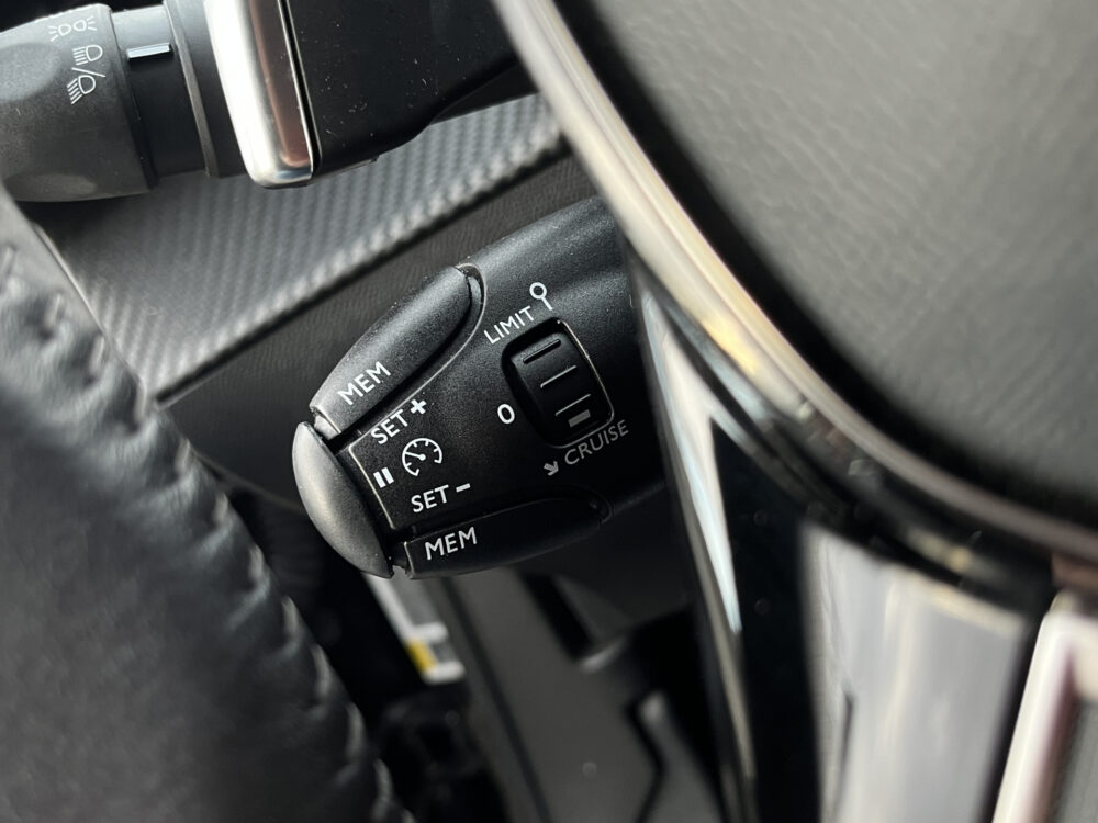 Peugeot 2008 1.2 PureTech Allure // LED // CRUISE // HALF LEDER // CAMERA+SENSOREN // NAVI+CARPLAY// STOELVERWARMING // 21