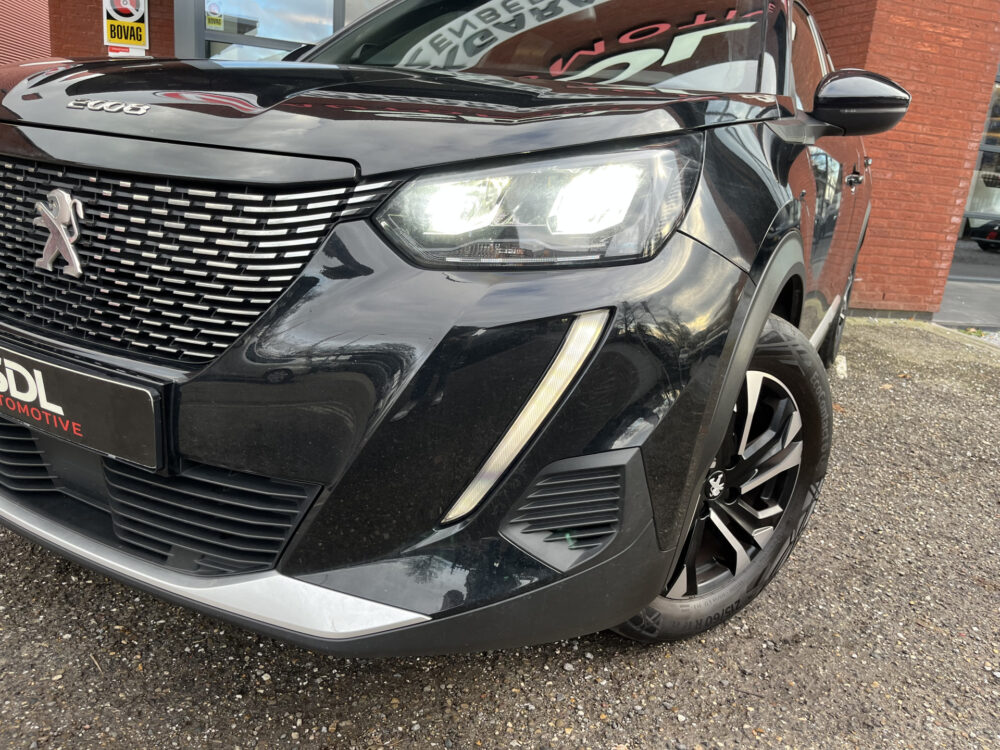 Peugeot 2008 1.2 PureTech Allure // LED // CRUISE // HALF LEDER // CAMERA+SENSOREN // NAVI+CARPLAY// STOELVERWARMING // 9