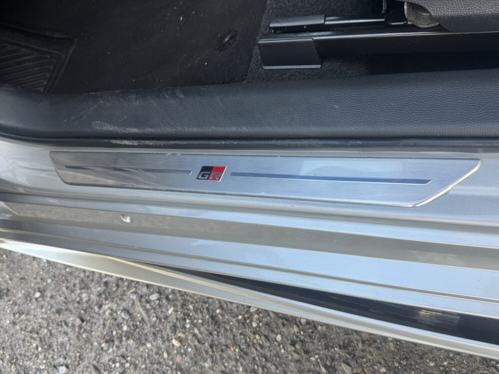 Toyota Corolla Touring Sports 1.8 Hybrid GR-Sport // NAVI // ADAPTIVE CRUISE // CLIMA // CAMERA // APPLE CARPLAY - ANDROID AUTO // 21