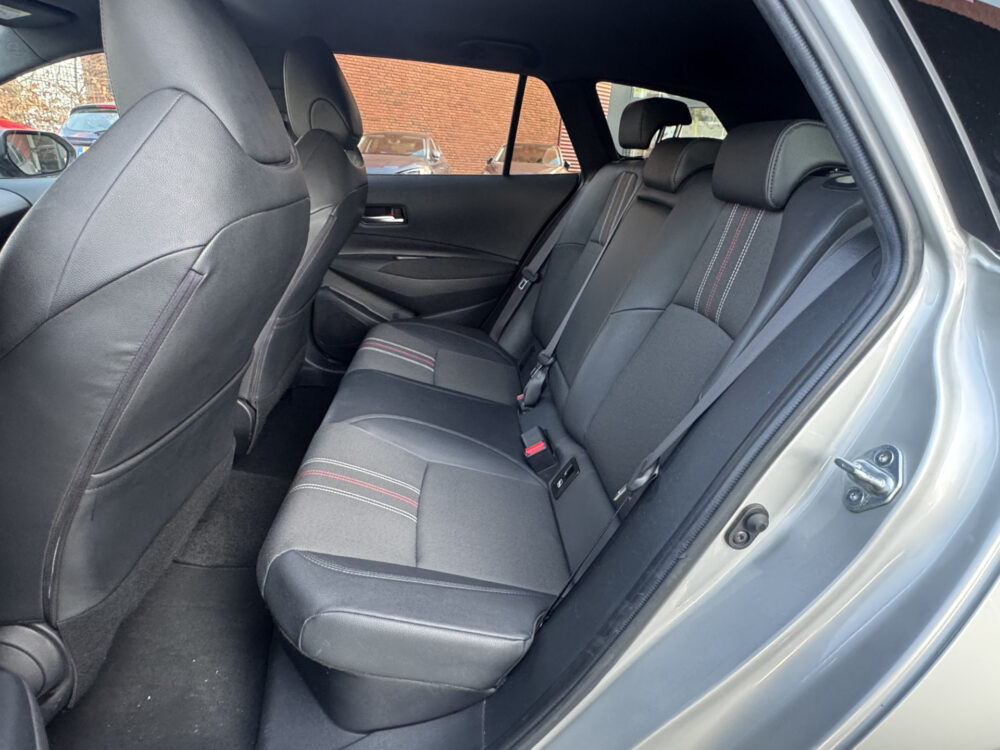 Toyota Corolla Touring Sports 1.8 Hybrid GR-Sport // NAVI // ADAPTIVE CRUISE // CLIMA // CAMERA // APPLE CARPLAY - ANDROID AUTO // 9