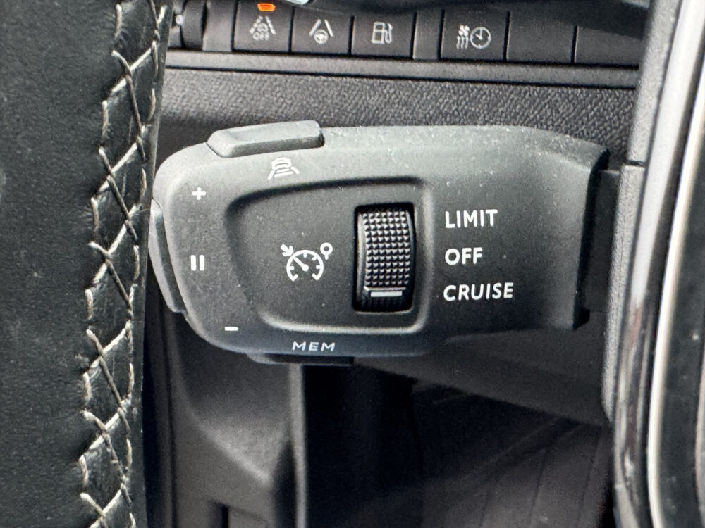 Peugeot 3008 1.6 HYbrid 225 Allure // NAVI // CAMERA // ADAPTIVE CRUISE // CLIMA // DODEN HOEK SENSOR // STOELVERWARMING // 12