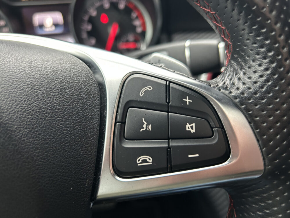 Mercedes-Benz A-Klasse 180 AMG Night pakket // FULL LED // NAVI // PANO/SCHUIFKANTELDAK // PDC V+A // CRUISE 10