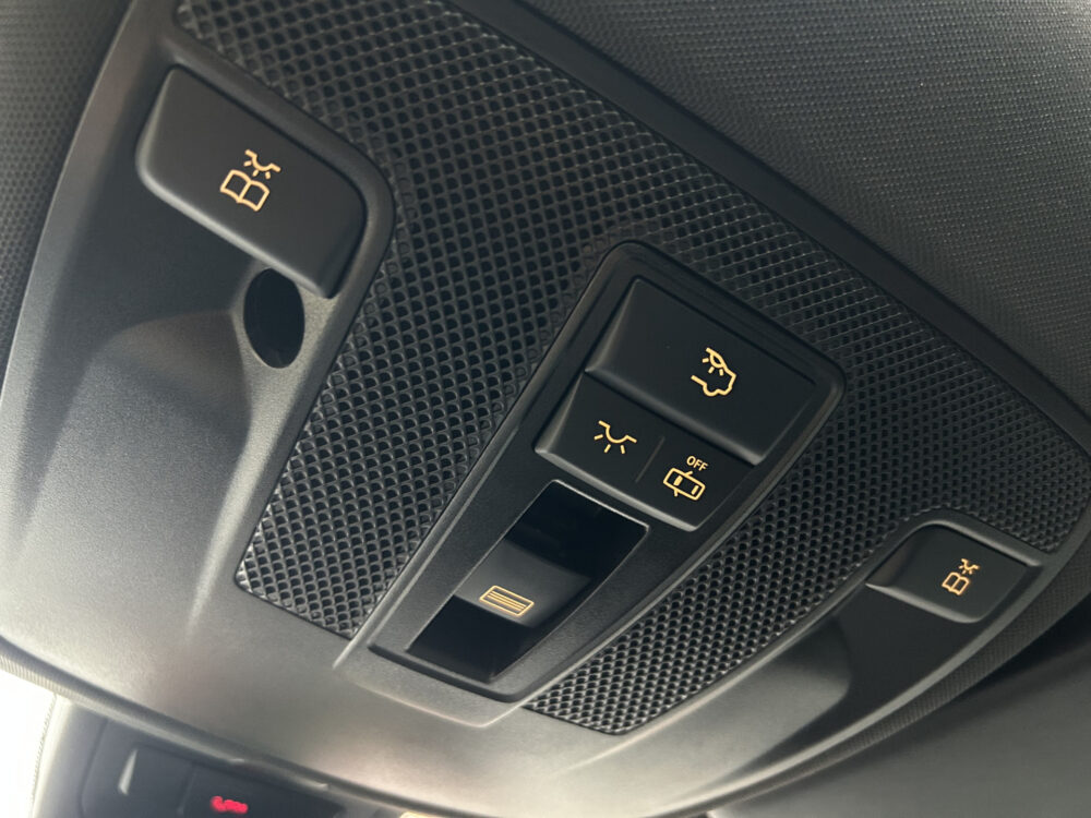 Mercedes-Benz A-Klasse 180 AMG Night pakket // FULL LED // NAVI // PANO/SCHUIFKANTELDAK // PDC V+A // CRUISE 15