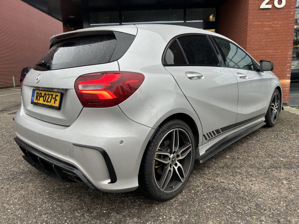 Mercedes-Benz A-Klasse 180 AMG Night pakket // FULL LED // NAVI // PANO/SCHUIFKANTELDAK // PDC V+A // CRUISE 2