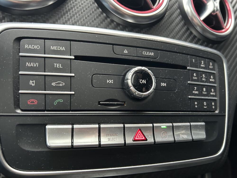 Mercedes-Benz A-Klasse 180 AMG Night pakket // FULL LED // NAVI // PANO/SCHUIFKANTELDAK // PDC V+A // CRUISE 21