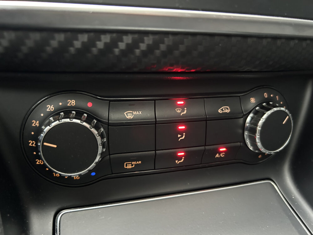 Mercedes-Benz A-Klasse 180 AMG Night pakket // FULL LED // NAVI // PANO/SCHUIFKANTELDAK // PDC V+A // CRUISE 22