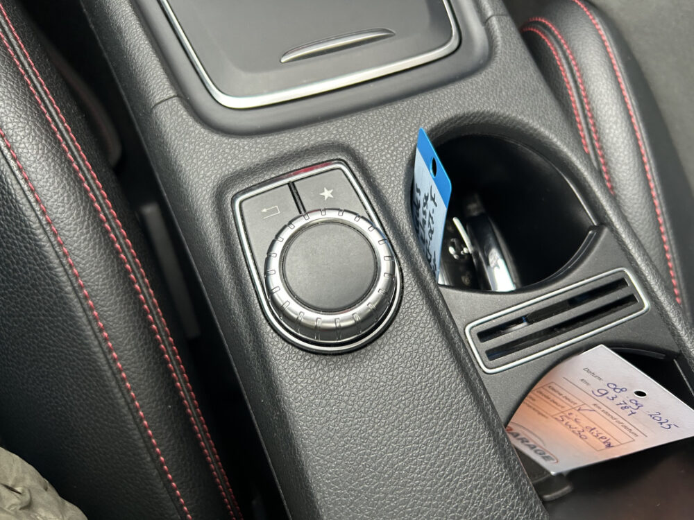 Mercedes-Benz A-Klasse 180 AMG Night pakket // FULL LED // NAVI // PANO/SCHUIFKANTELDAK // PDC V+A // CRUISE 23