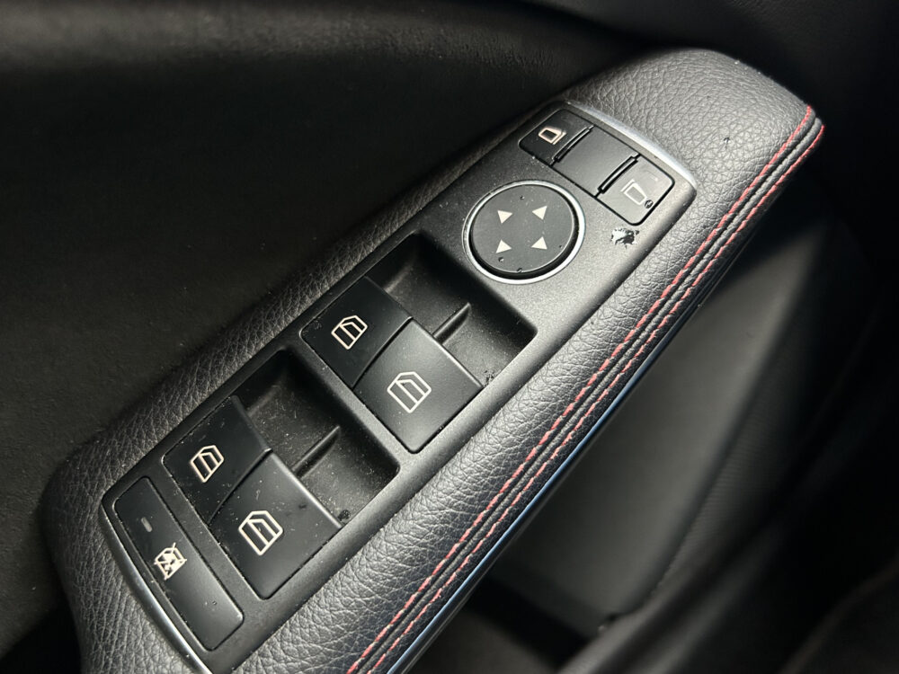 Mercedes-Benz A-Klasse 180 AMG Night pakket // FULL LED // NAVI // PANO/SCHUIFKANTELDAK // PDC V+A // CRUISE 25