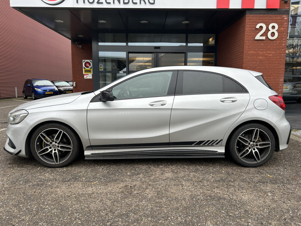 Mercedes-Benz A-Klasse 180 AMG Night pakket // FULL LED // NAVI // PANO/SCHUIFKANTELDAK // PDC V+A // CRUISE 3