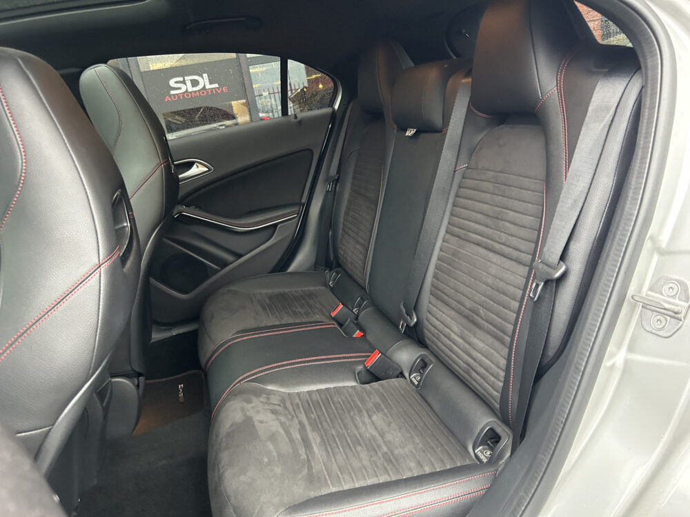 Mercedes-Benz A-Klasse 180 AMG Night pakket // FULL LED // NAVI // PANO/SCHUIFKANTELDAK // PDC V+A // CRUISE 32